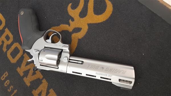 Revolver Taurus Raging bull cal. 44 mag.